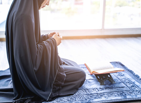 Close,Up,Beautiful,Asian,Muslim,Woman,Reading,The,Quran,Resting